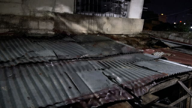 Estructura de techo metálico de gran tamaño caída sobre el pavimento en una calle céntrica de Salto.
