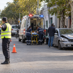 Personal de tránsito y ambulancia asistiendo un siniestro vial en Salto.